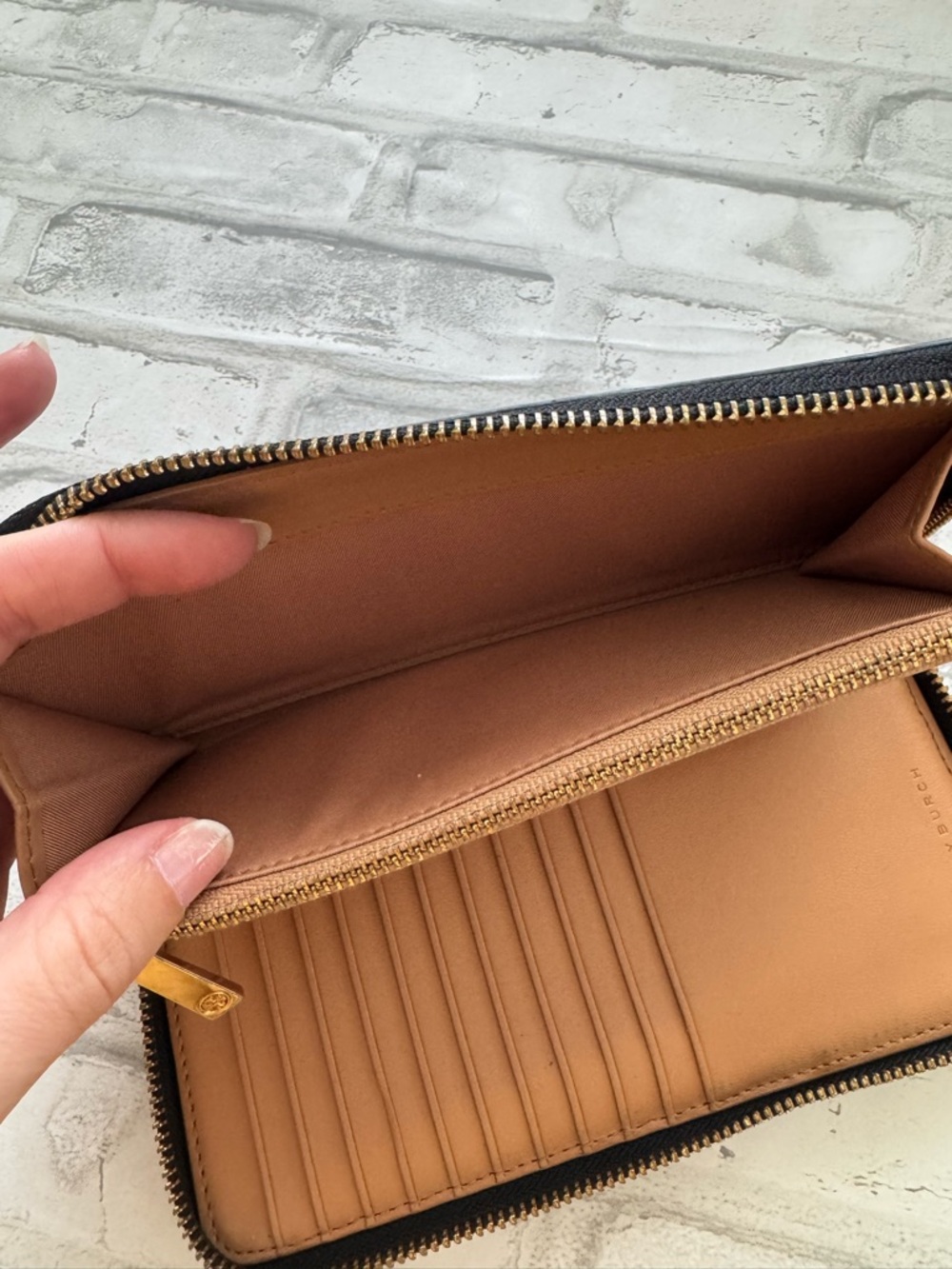 Tory Burch Black Leather Zip Wallet with Gold Logo - Picture 6 of 9